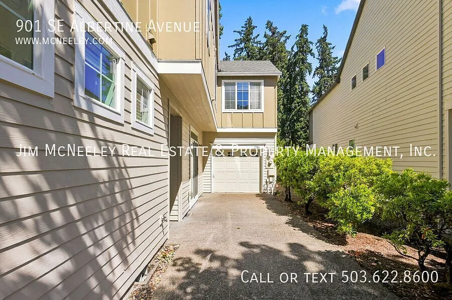 Charming End-Unit Townhome in Quiet Cul-de-Sac — Photo 4