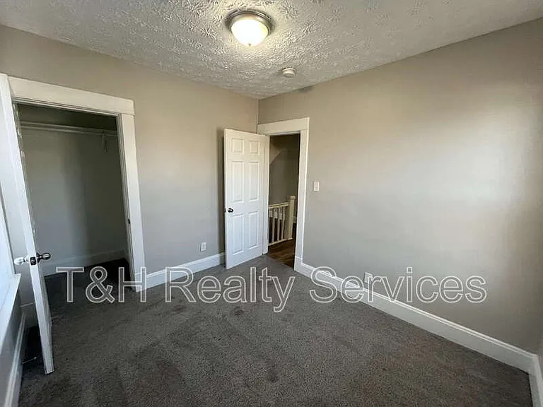 514 E 33rd St — Photo 9