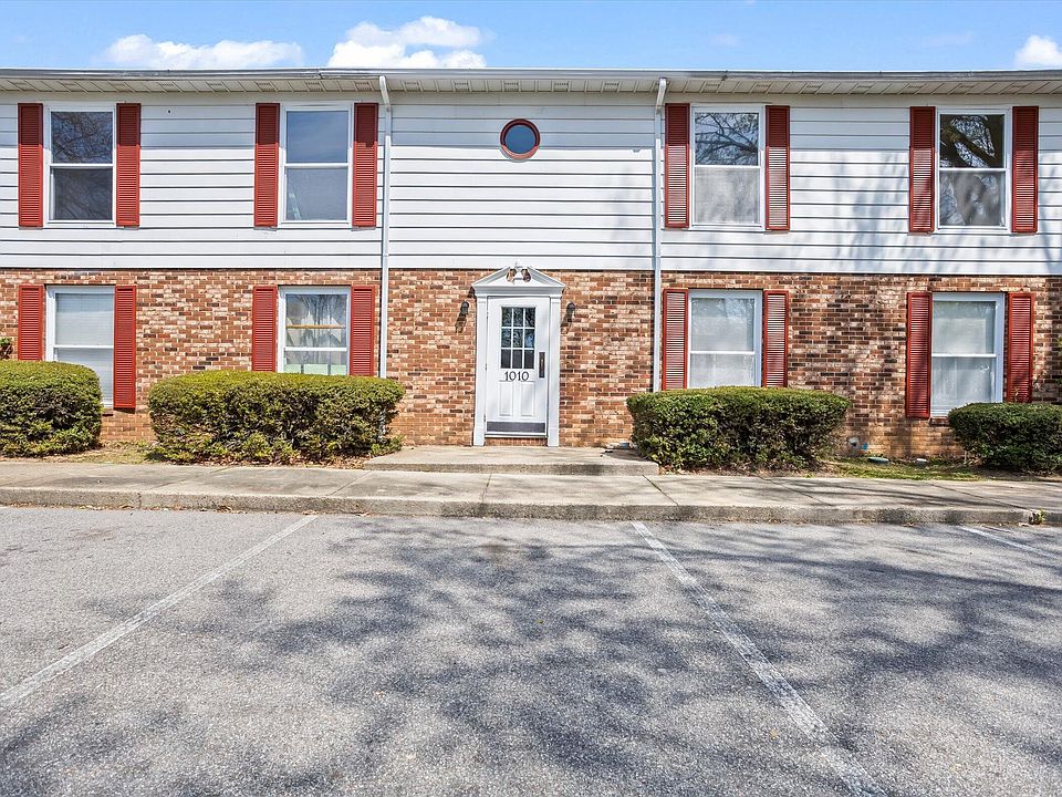 1st image of 1010 Carriage Dr APT D