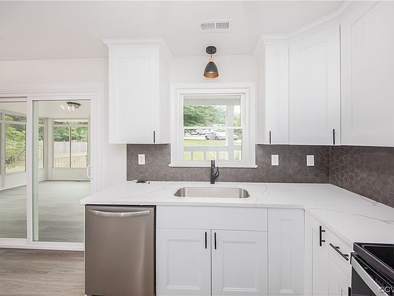 4th image of 3532 Foxhaven Dr