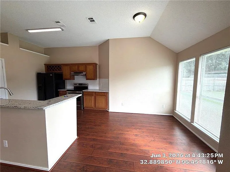 3 bed, 1429 sqft, $2,800 — Photo 2