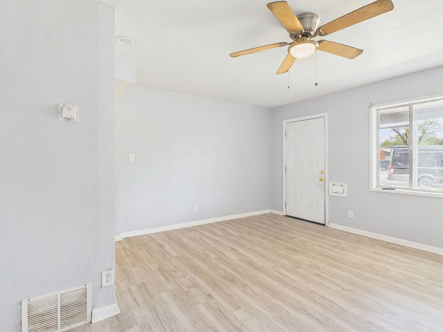 2716 Duncan A — Photo 3