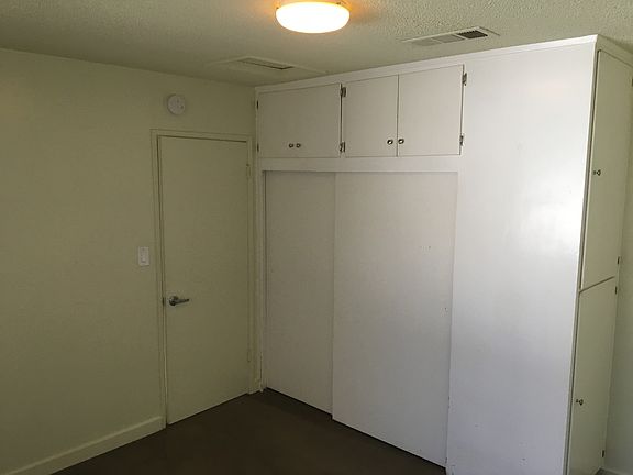 4th image of 3916-3930 Bryn Mawr Dr #3922