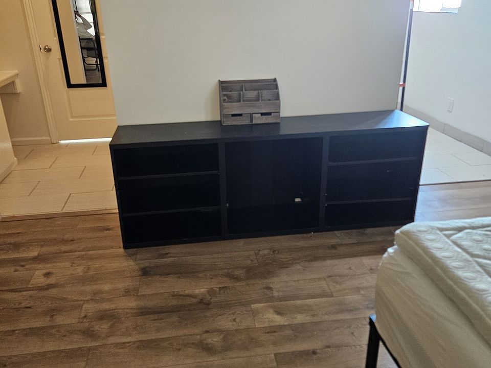 Apartment partially furnish - credenza