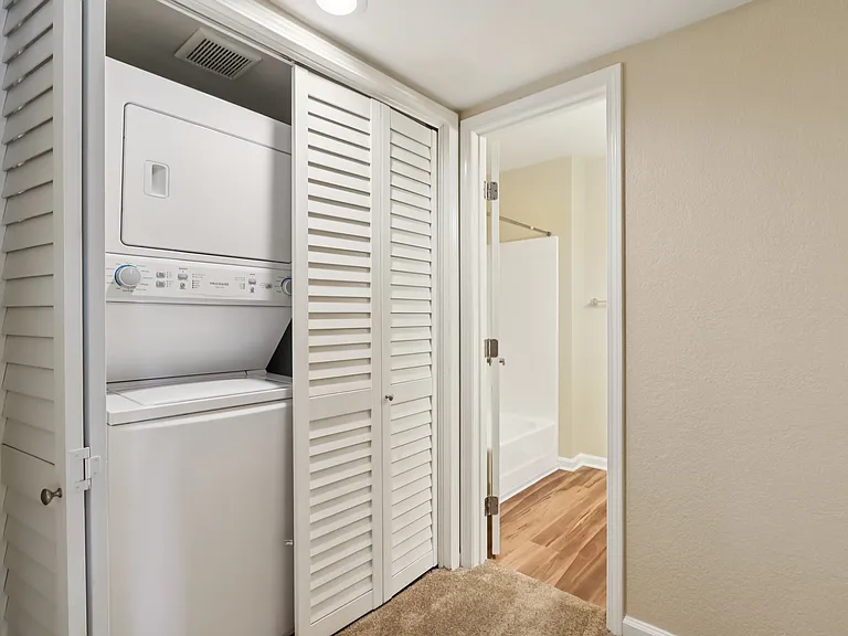 1 Bedroom 1 Bathroom (725 sqft.)

Full-Size Stackable Washer & Dryer.