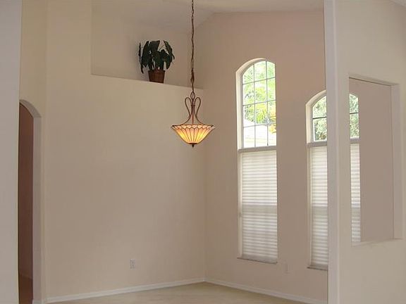 5th image of 630 Lakeworth Cir