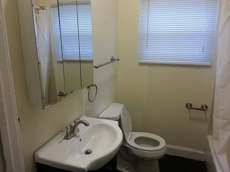 1524 E Genesee St — Photo 12
