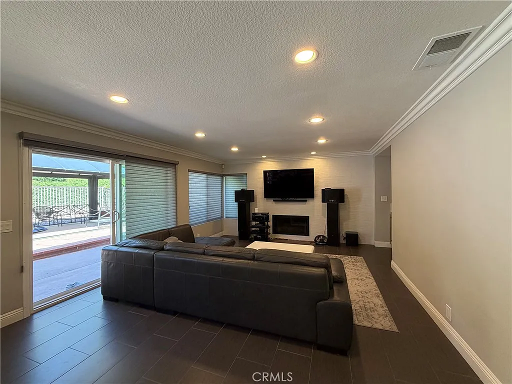5 bed, 3111 sqft, $5,800 — Photo 4