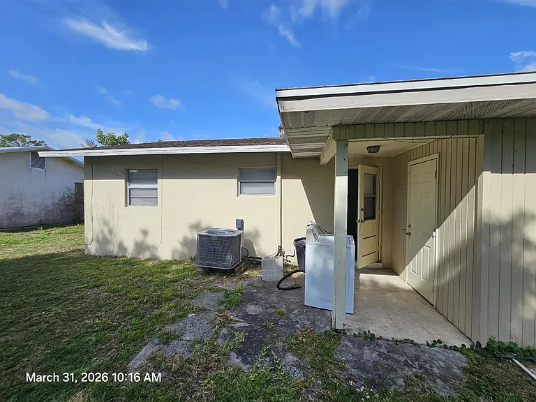 2760 Seneca Ave — Photo 13