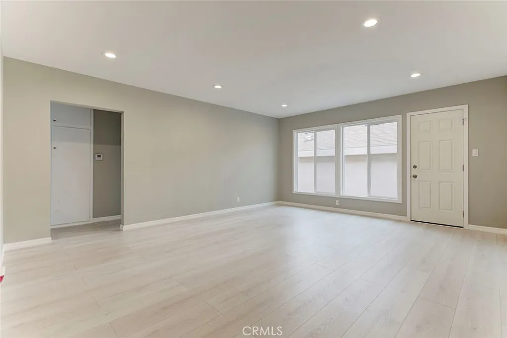 3 bed, 1122 sqft, $3,950 — Photo 4