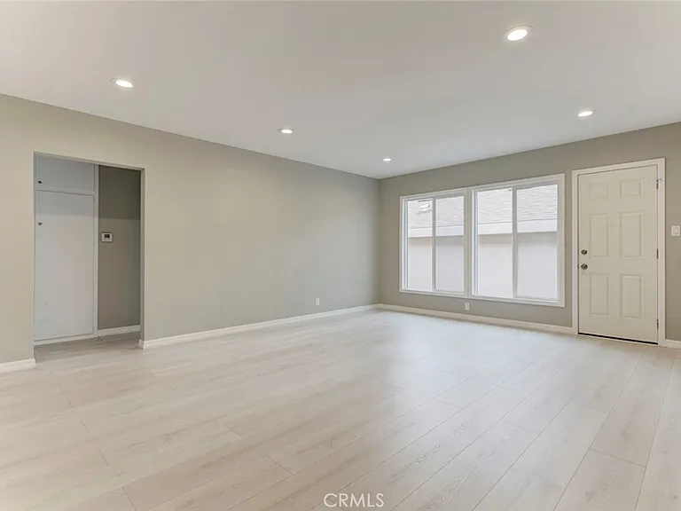 10935 Nassau Ave — Photo 4