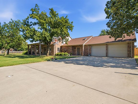 2nd image of 800 Cottonwood Ct