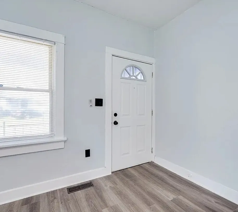 416 Geneva Rd — Photo 3
