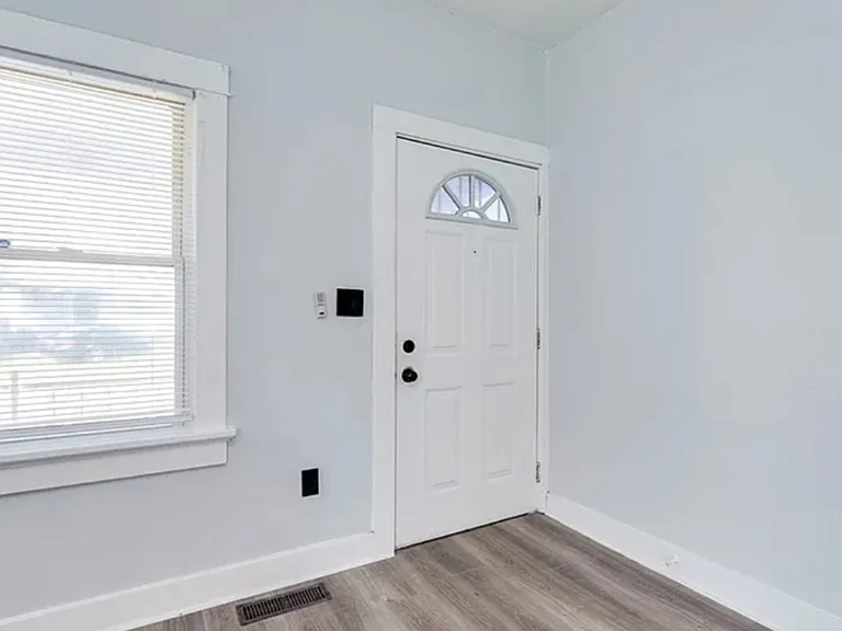 416 Geneva Rd — Photo 3