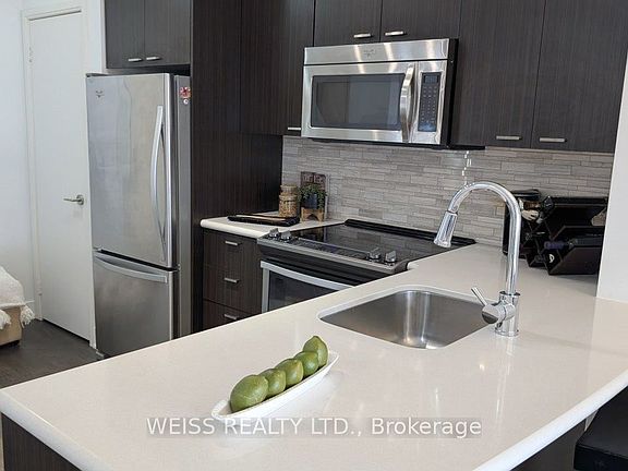 4th image of 30 Roehampton Ave #609