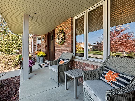 4th image of 19437 Glenbrook Ln