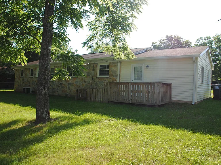 111 Walnut Dr — Photo 5