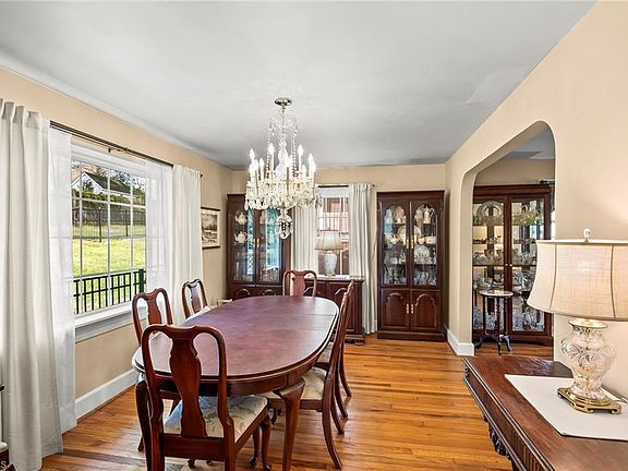 4th image of 1940 Robinhood Rd