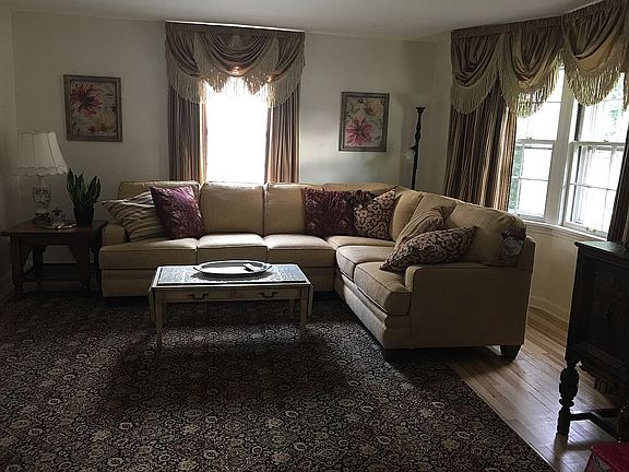 3rd image of 527 Connecticut Dr