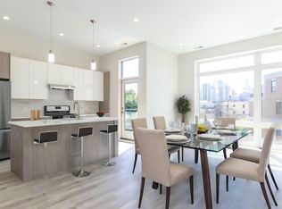 662 N Sangamon St #403, Chicago, IL 60642