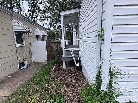 2nd image of 1107 Howell St