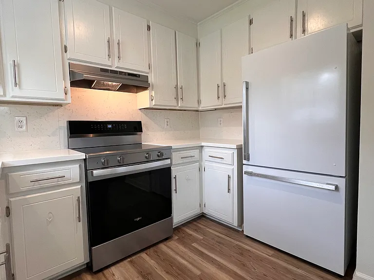 1135 W Thomas St — Photo 3