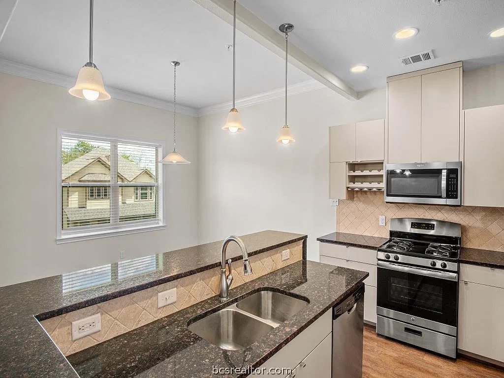 2 bed, 2.5 bath, 1170 sqft, $1,325 — Photo 2