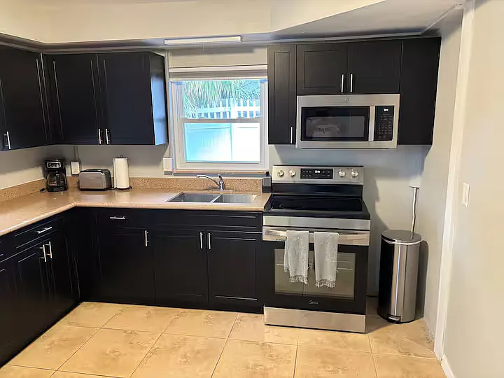 3 bed, 1813 sqft, $13,100 — Photo 2