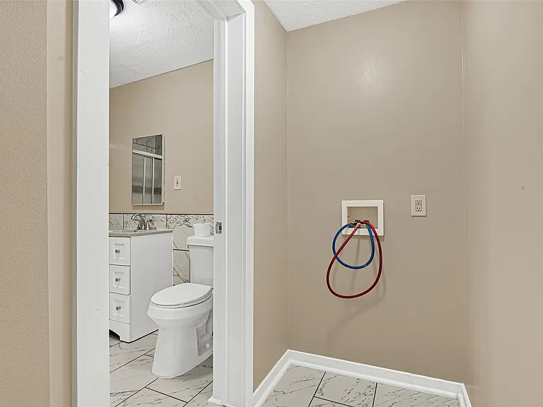 305 N Live Oak St — Photo 10