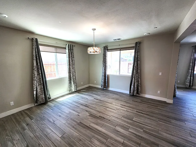 4549 Maple Crest St — Photo 3