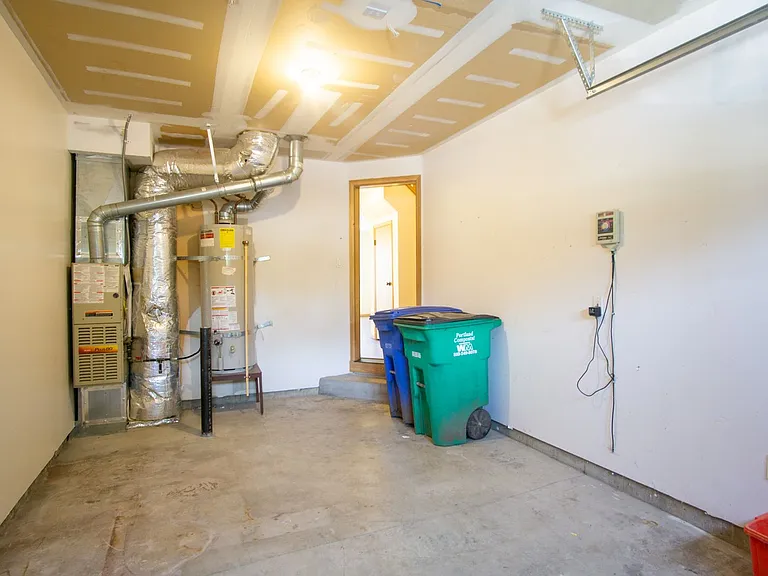 Great Piedmont 3 Bdr Townhouse w/Fireplace, DW + Garage! — Photo 24