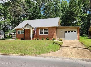 1004 E Blythe St, Paris, TN 38242