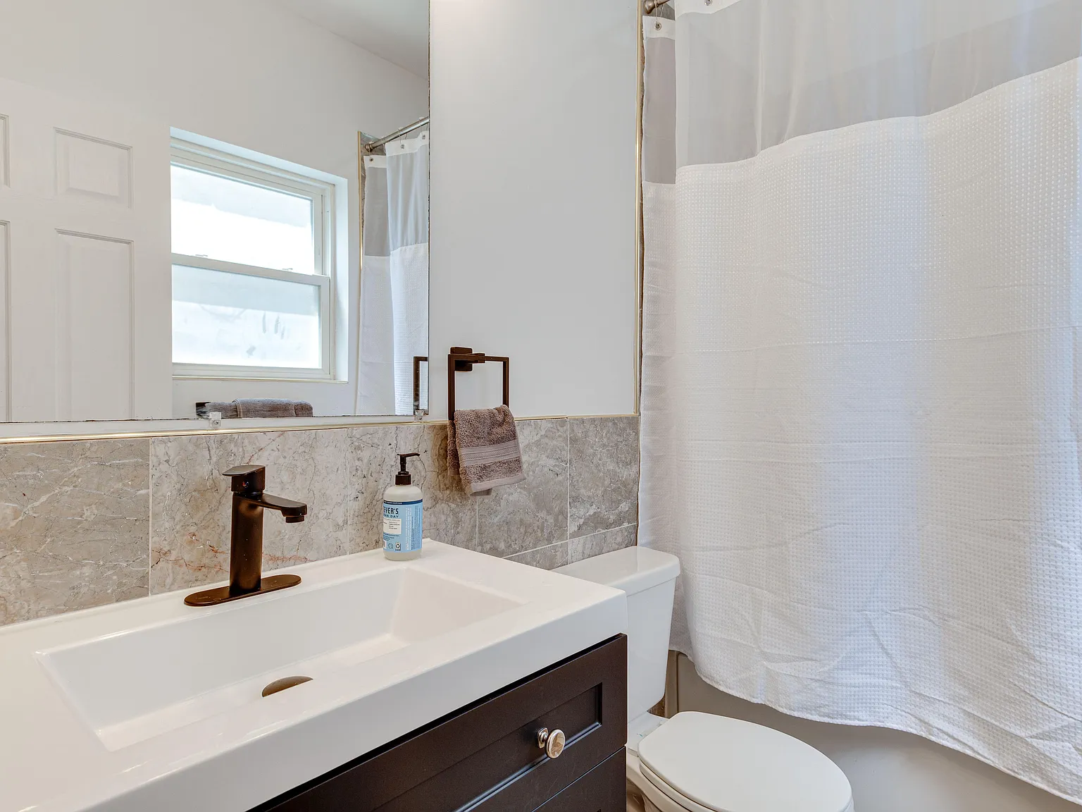 2 bed, 2.0 bath, 1100 sqft, $1,819 — Photo 3
