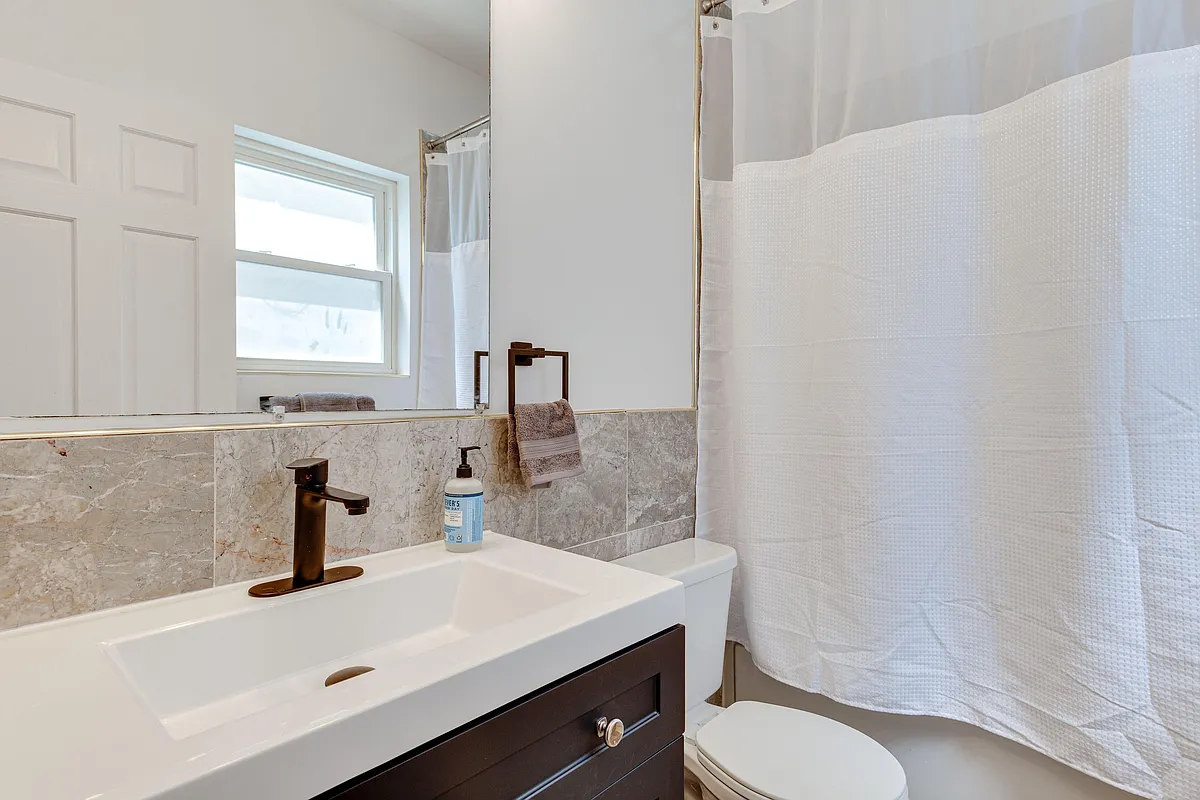 Full bath - W Huron St