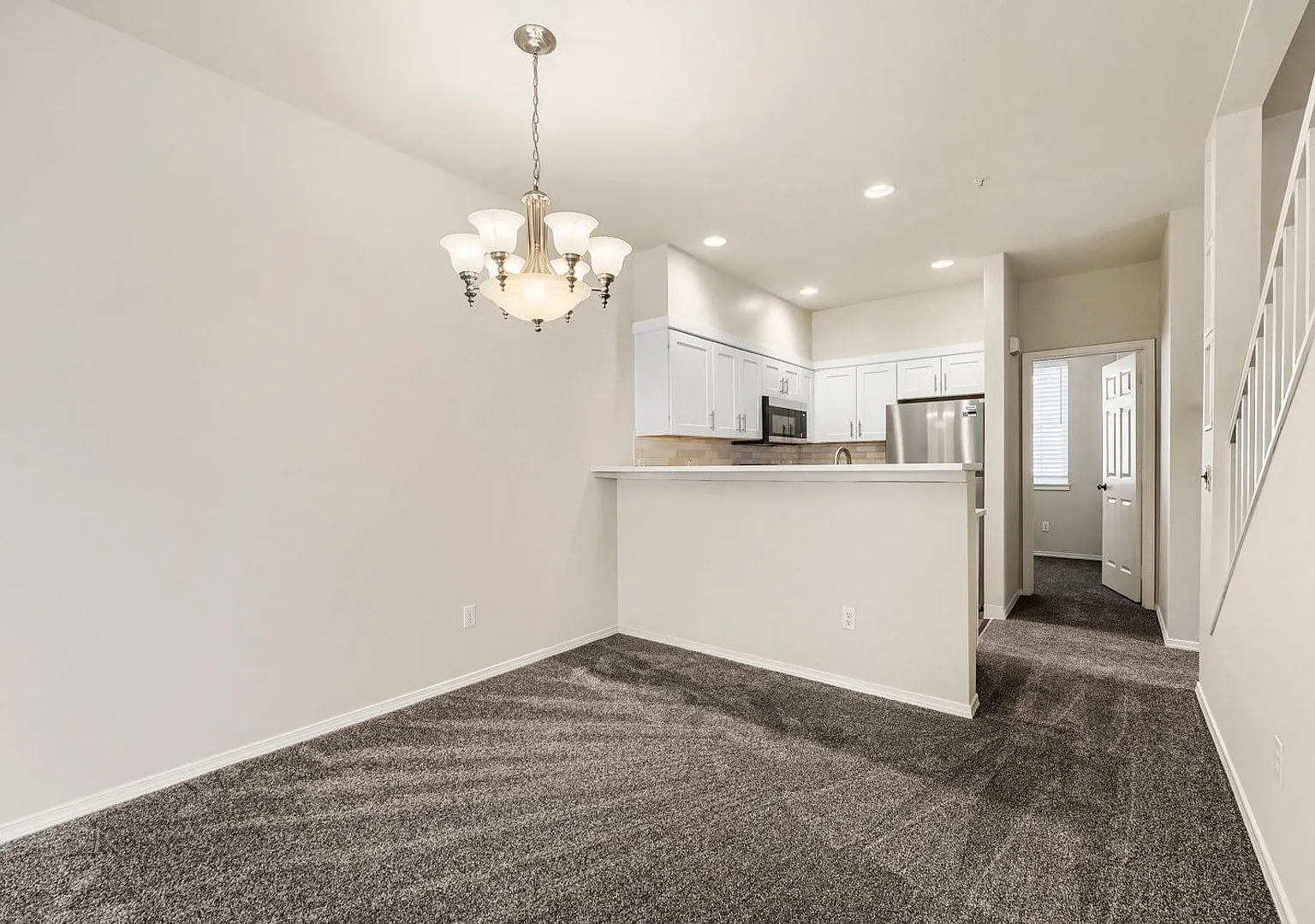 3Bd/2.5Ba Renton Townhome — Photo 4