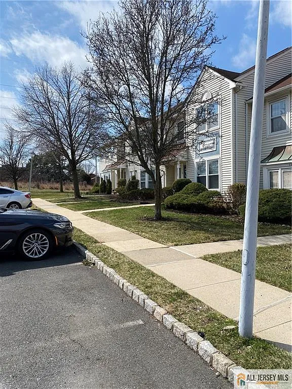 3 bed, 2.5 bath, 1390 sqft, $3,200 — Photo 2