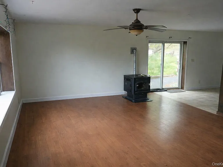 180 Winston Dr — Photo 3