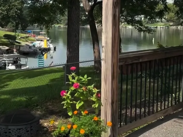 1129 NW South Shore Dr — Photo 1