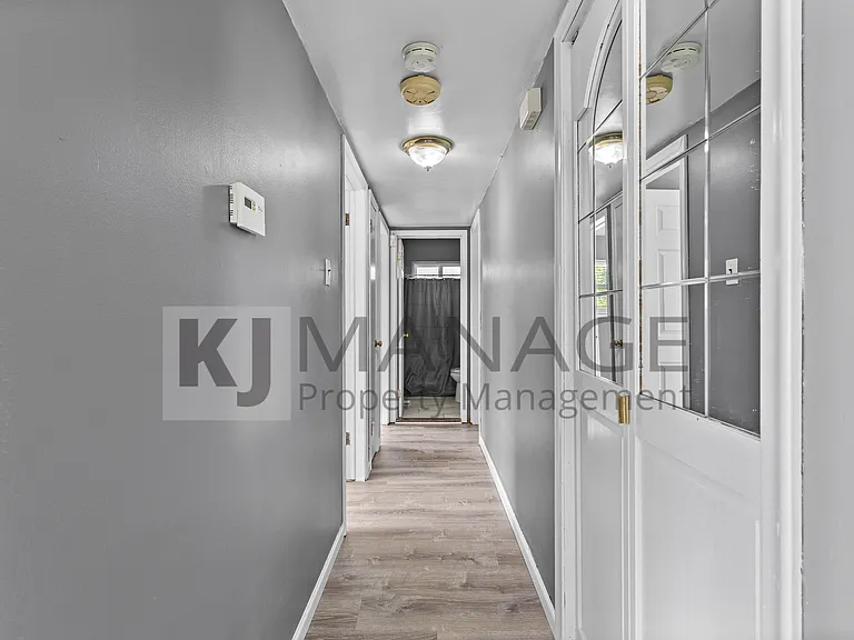 28203 Sutherland St — Photo 9