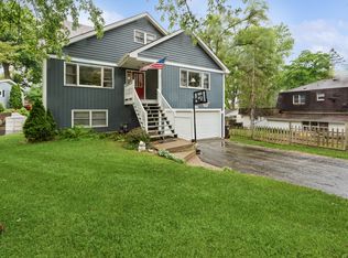 908 Pershing Dr, Wauconda, IL