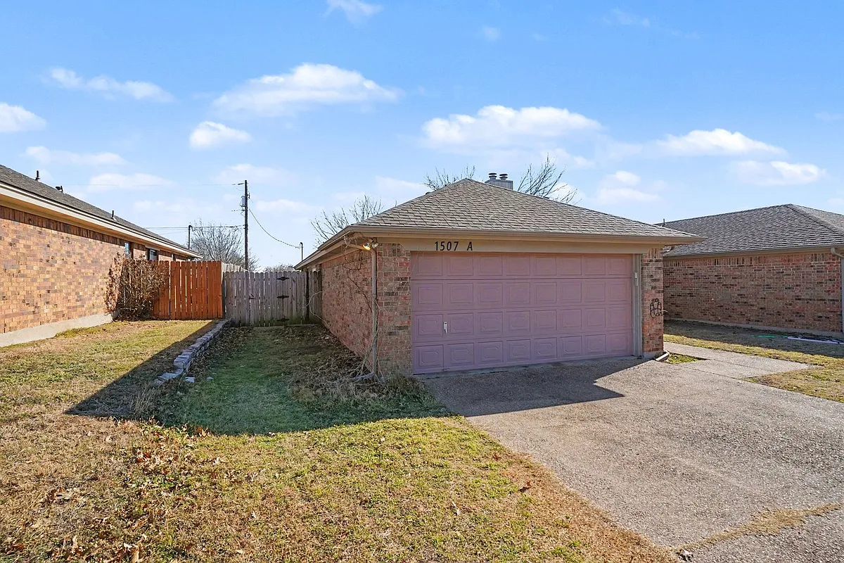 Building Photo - 1507 Lindsey Ln W #A