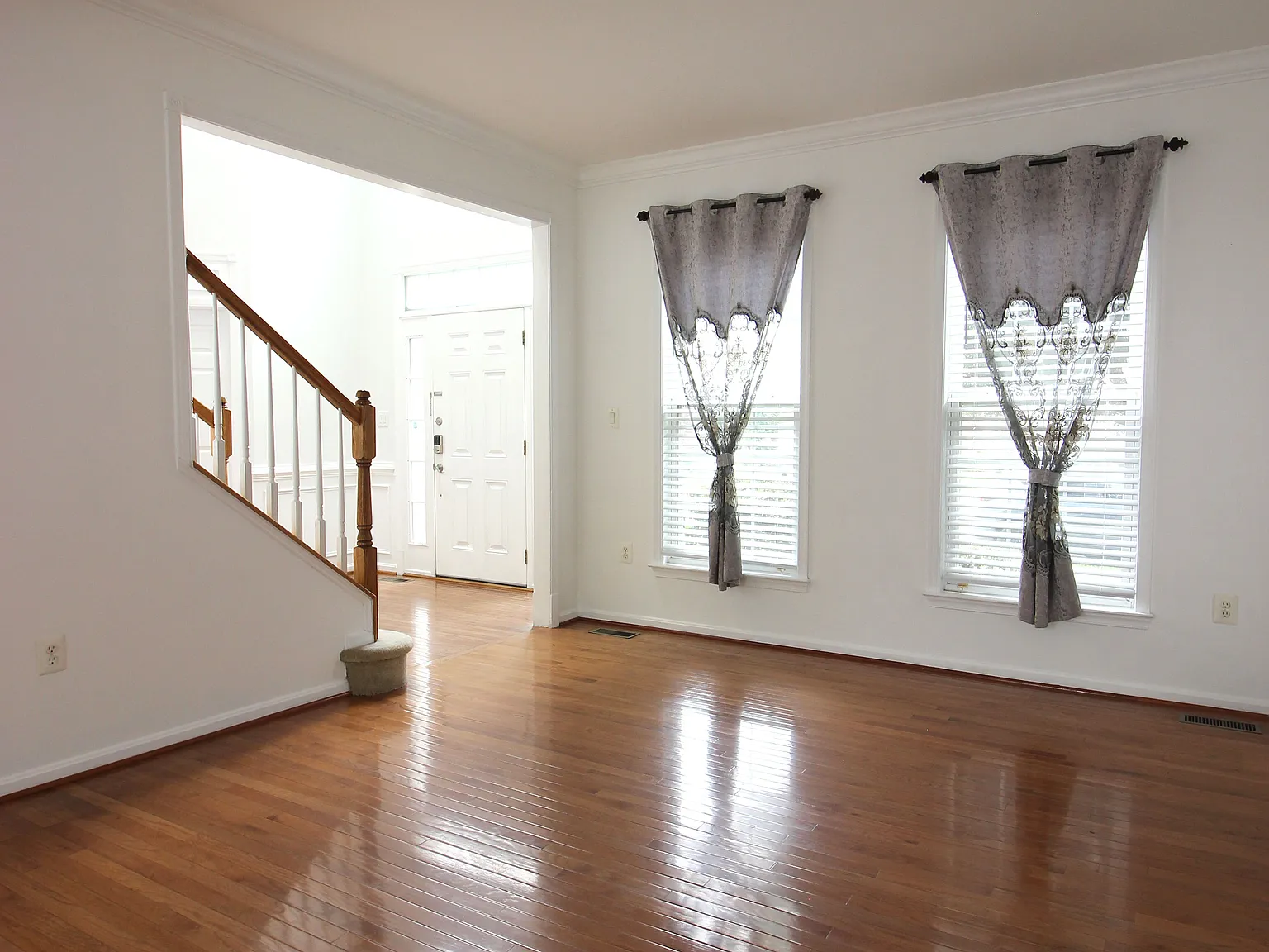 5 bed, 3.5 bath, 2734 sqft, $4,500 — Photo 3