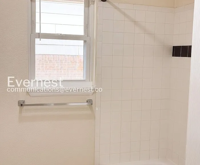 1527 Stuart St — Photo 12