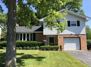 212 W Scranton Ave, Lake Bluff, IL 60044