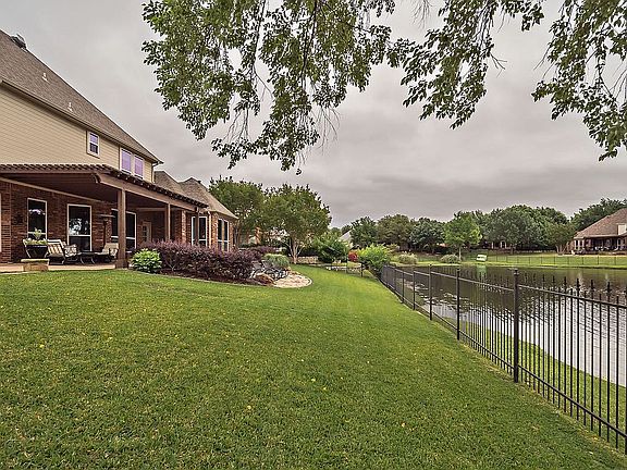 5th image of 907 Brazos Dr