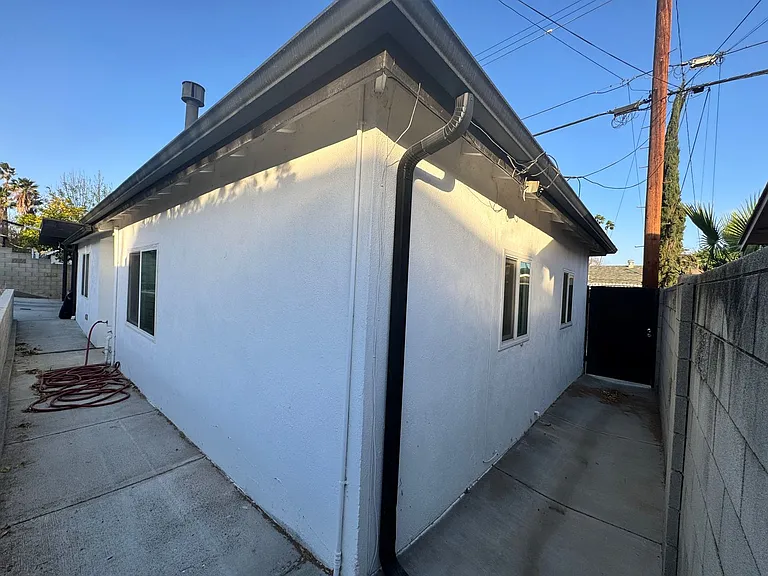 7842 Woodlake Ave — Photo 25