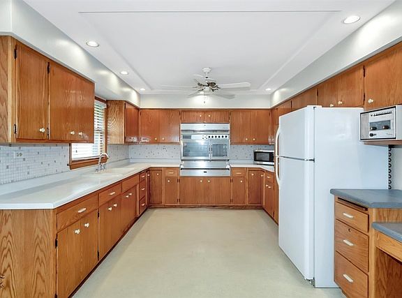 5th image of 16632 Maryland Ave