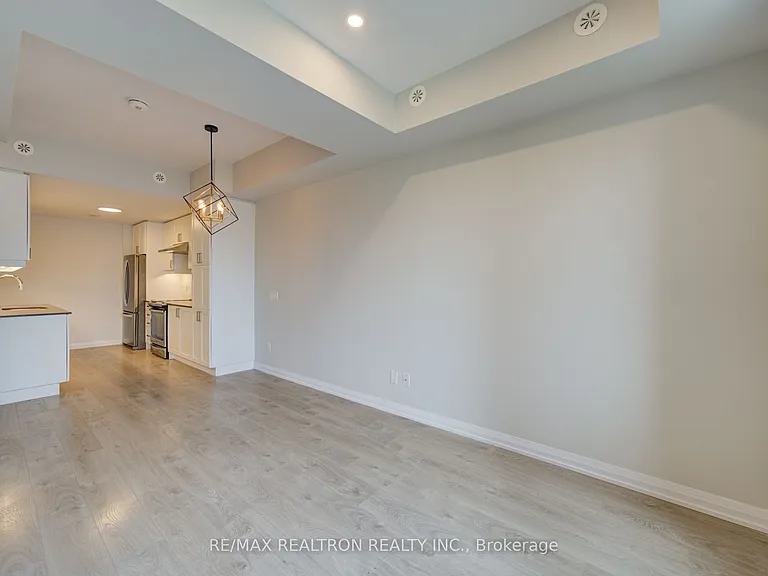 1050 Portage Pkwy #Townhouse 33 — Photo 7