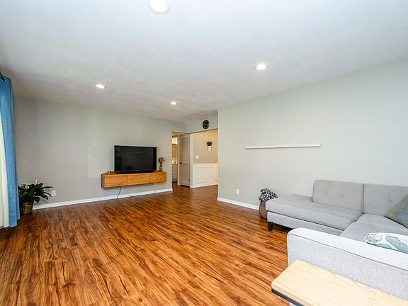 5th image of 3167 E Valley View Dr