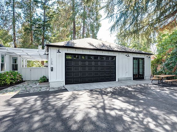 3rd image of 123 Vancouver Ave